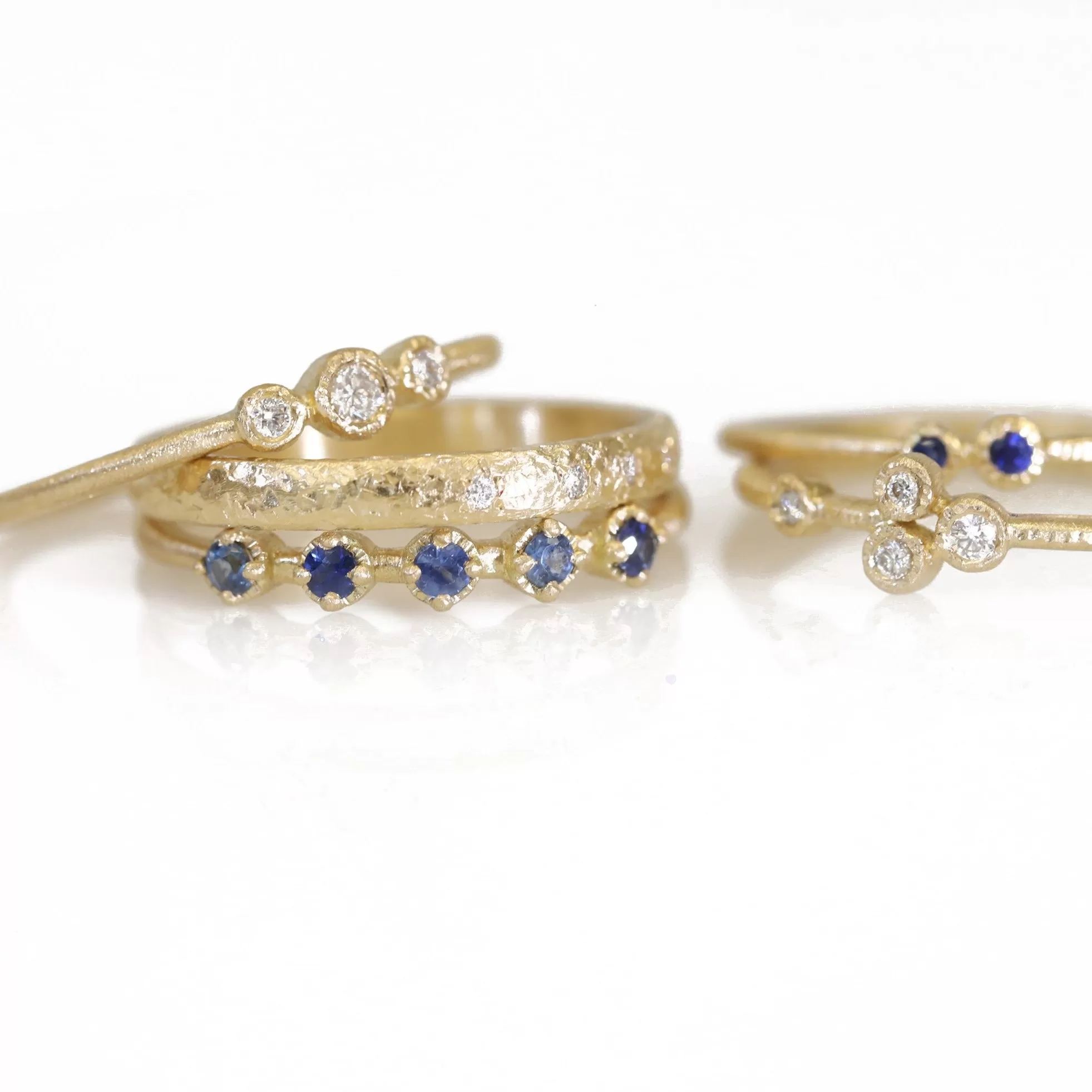 18K Gold Ring With 5 Varying Blue Sapphires