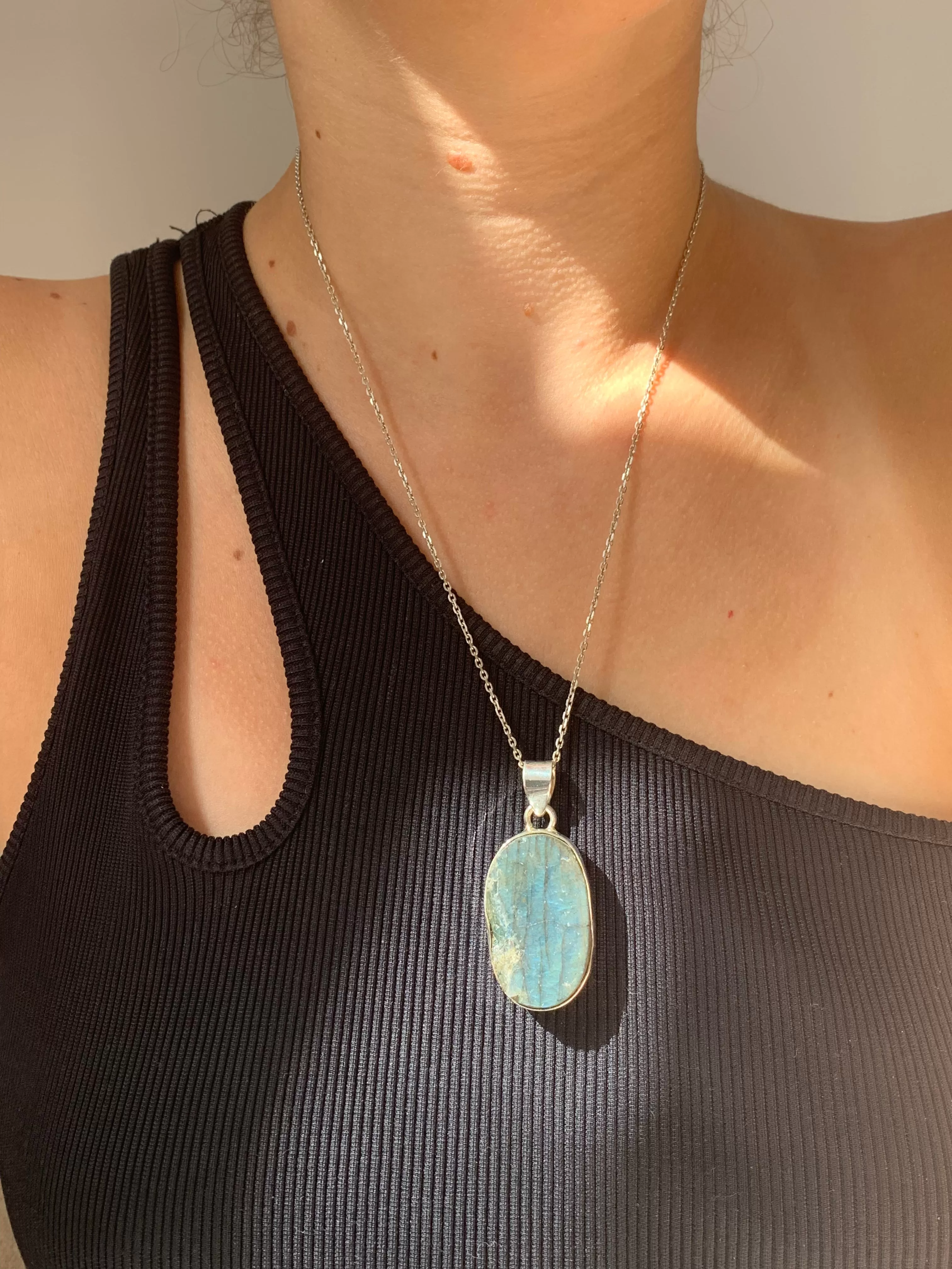 Raw Labradorite Akoni Pendant - Long Oval