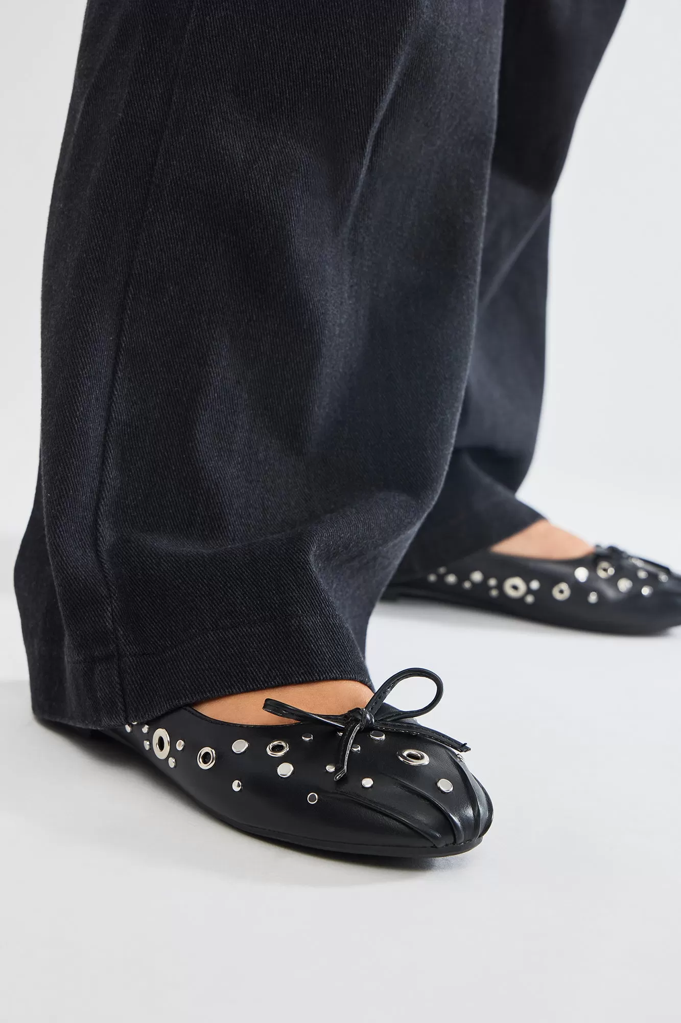 So In Love Grommet Flats - Black